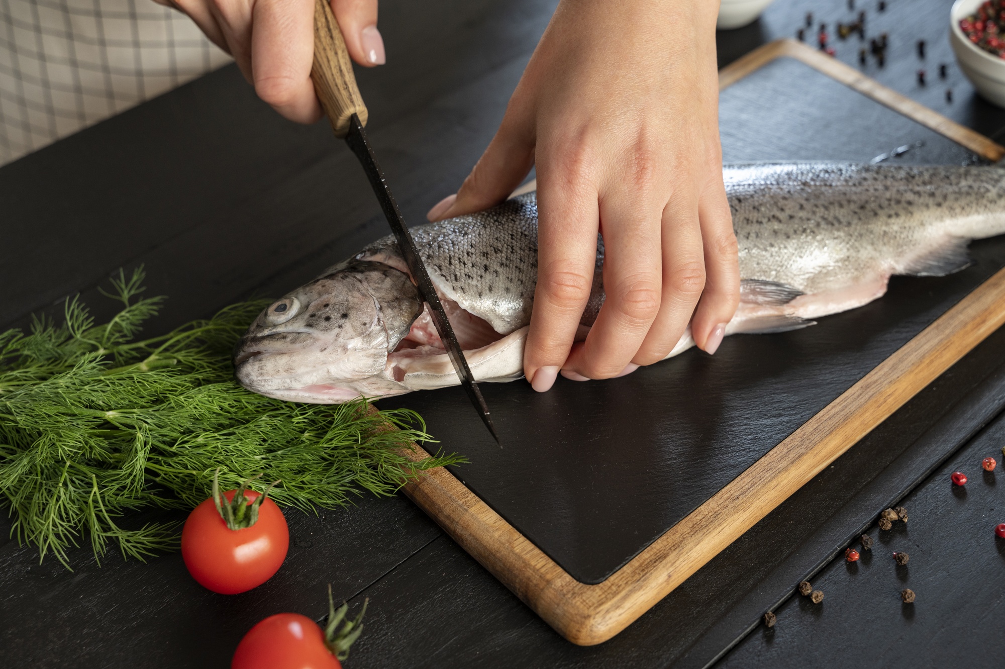 Primer plano de corte profesional de pescado