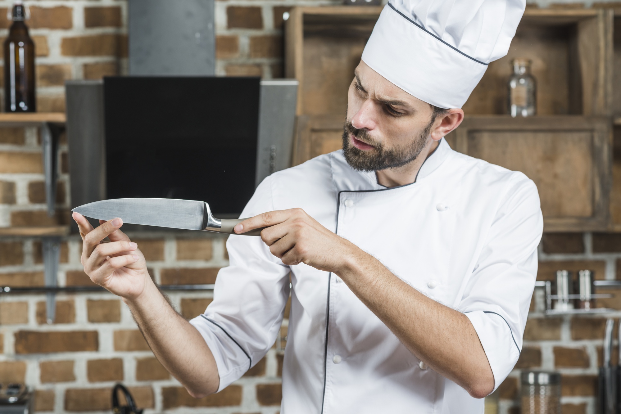 Chef demostrando técnica precisa con cuchillo